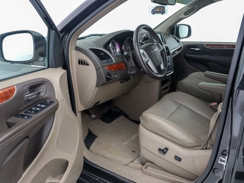 Used 2014 Chrysler Town & Country Touring image 20