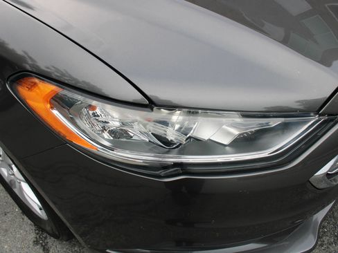 Used 2017 Ford Fusion SE w/ Fusion SE Technology Package FWD image 39