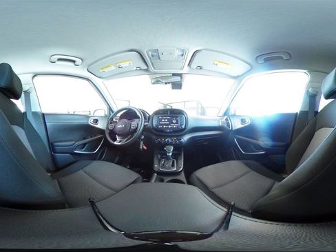 Used 2025 Kia Soul LX w/ LX Technology Package FWD image 40
