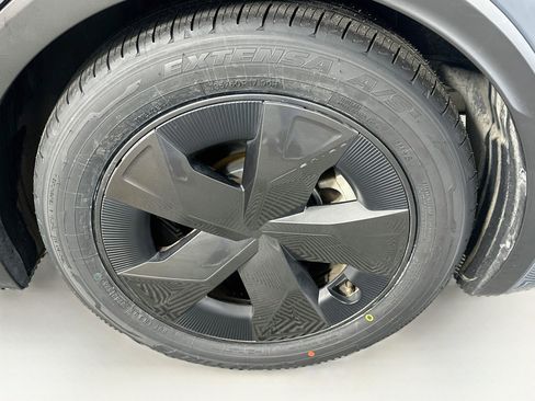 Used 2025 Toyota Prius LE FWD image 11