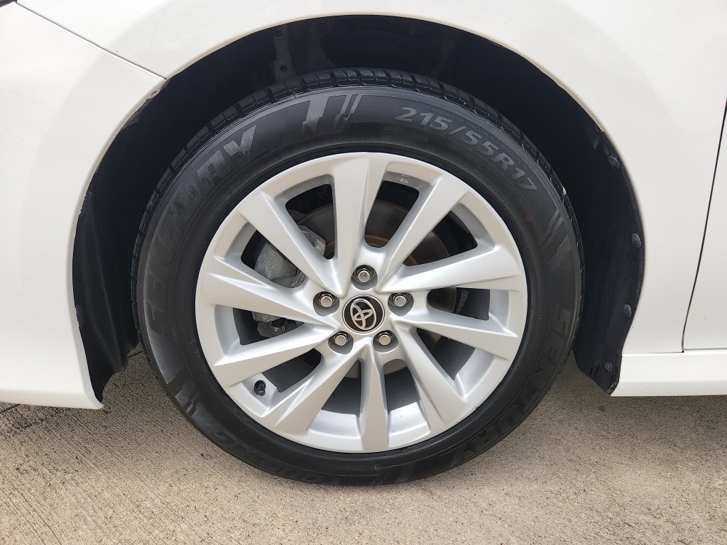 Used 2021 Toyota Camry LE FWD image 30