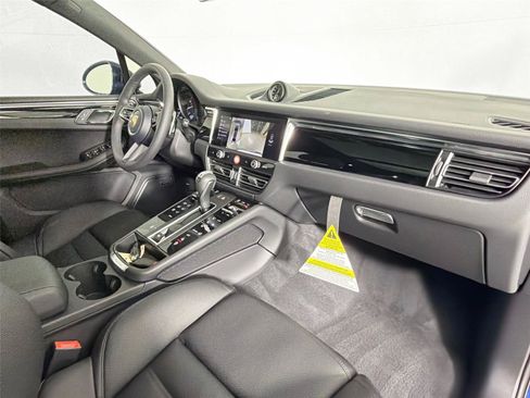 Certified 2026 Porsche Macan AWD/4WD image 29