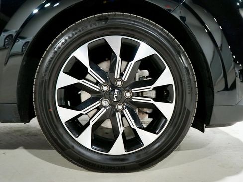 Used 2023 Kia Carnival EX image 34