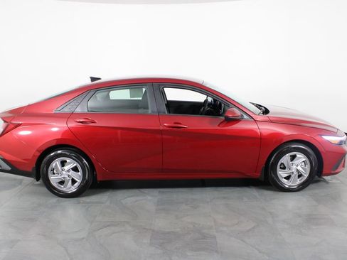 Certified 2025 Hyundai Elantra SE image 14