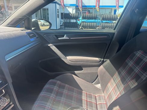 Used 2018 Volkswagen Golf 4-Door image 18