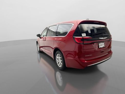 Used 2025 Chrysler Pacifica Select FWD image 3
