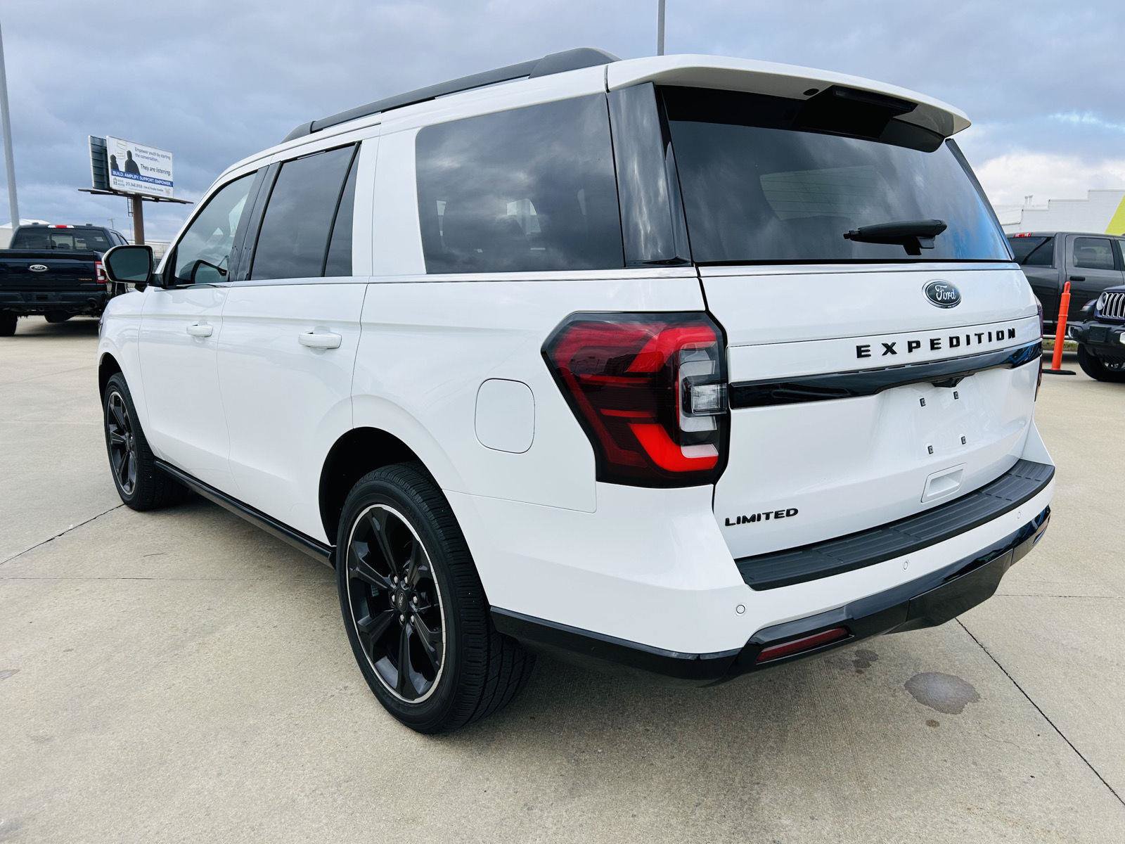 Used 2023 Ford Expedition Limited AWD/4WD image 46