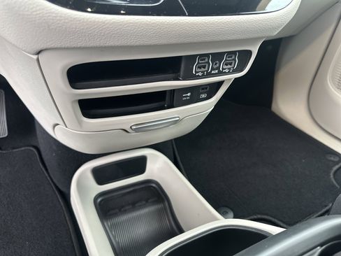 Used 2022 Chrysler Pacifica Touring-L image 31