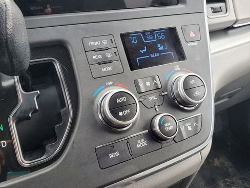Used 2015 Toyota Sienna LE FWD image 26