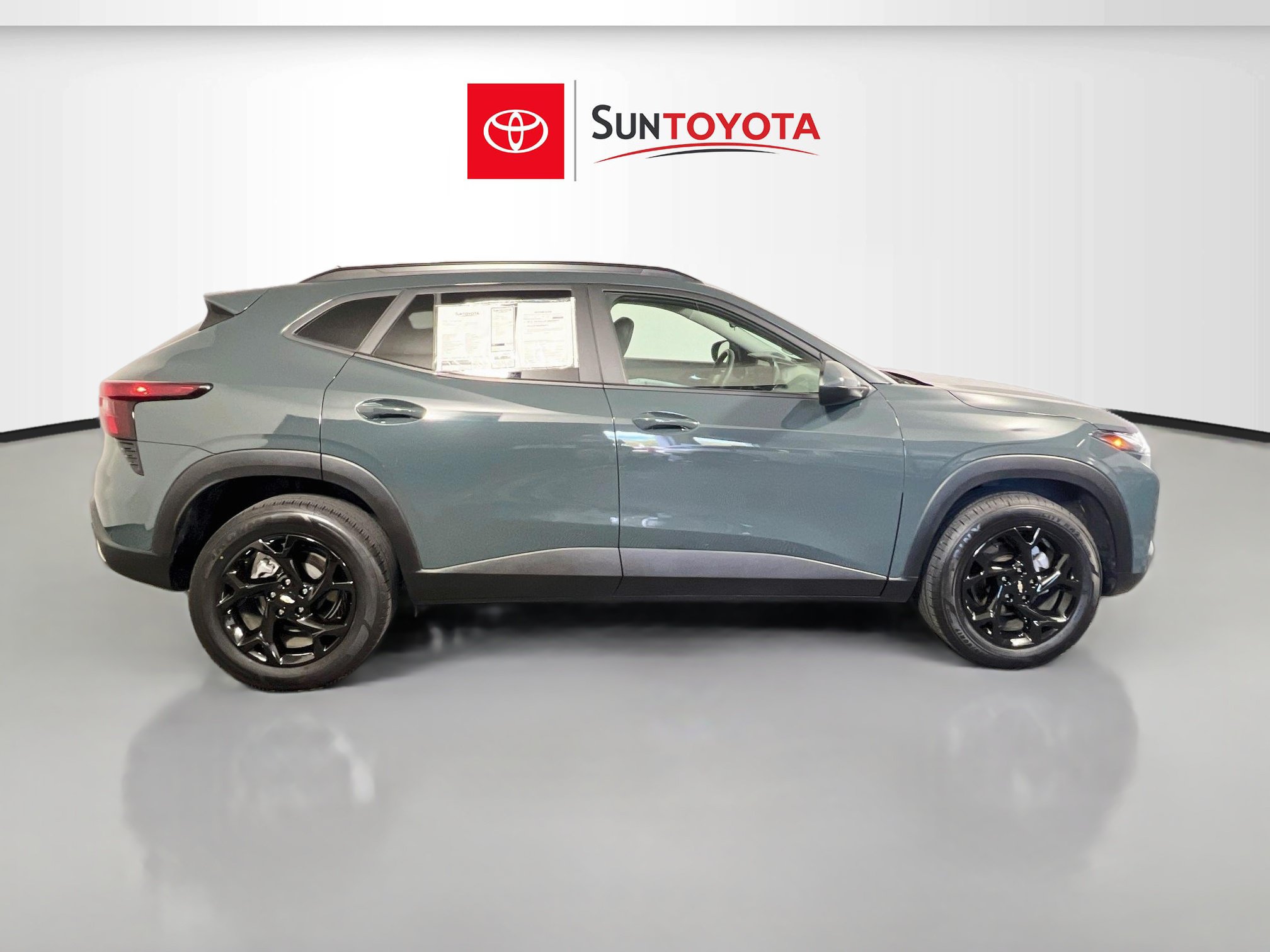 Used 2025 Chevrolet Trax LT FWD image 2