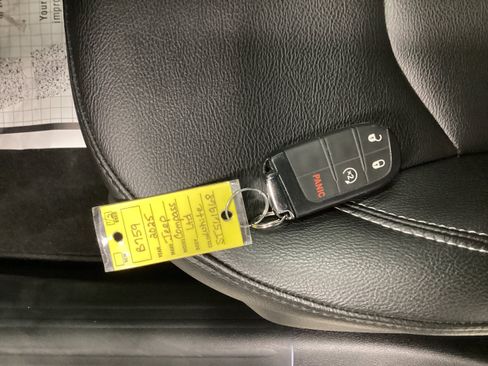 Used 2025 Jeep Compass Limited AWD/4WD image 34