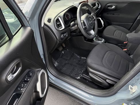 Used 2018 Jeep Renegade Latitude FWD image 9