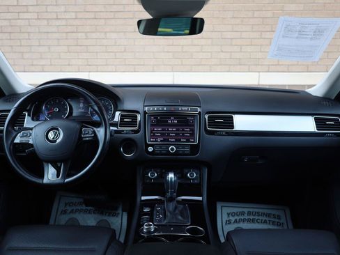 Used 2017 Volkswagen Touareg Sport AWD/4WD image 30