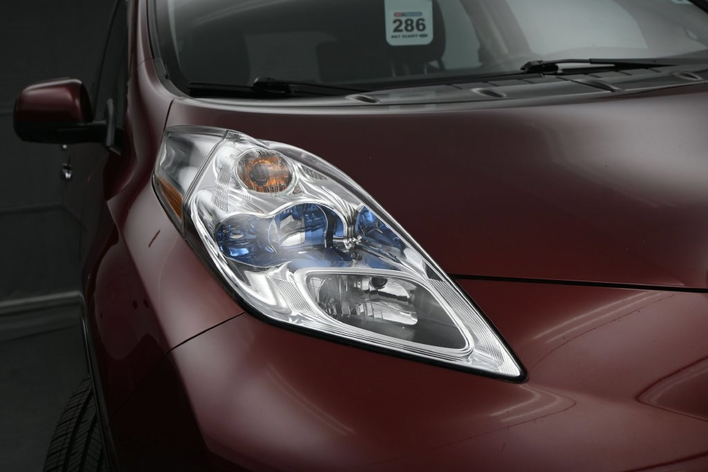 Used 2016 Nissan Leaf SL w/ Premium Package FWD image 4