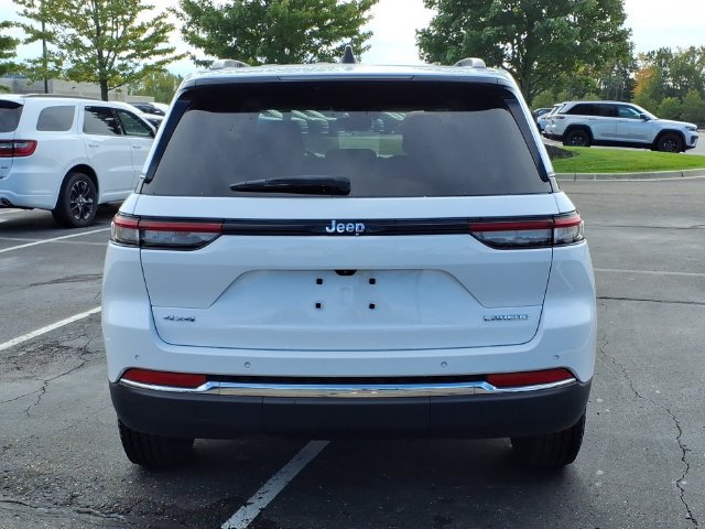 Used 2023 Jeep Grand Cherokee Laredo AWD/4WD image 5