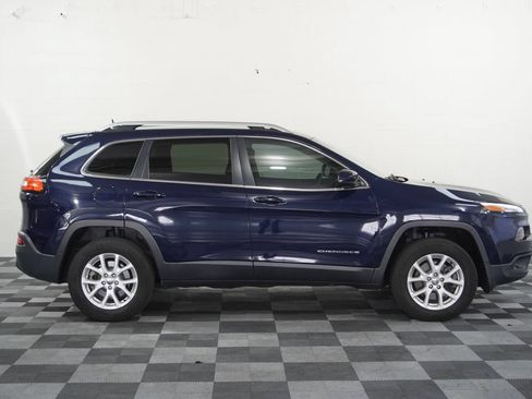 Used 2016 Jeep Cherokee Latitude w/ Cold Weather Group AWD/4WD image 7