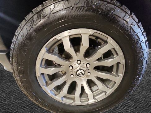 Used 2018 Chevrolet Silverado 1500 High Country image 11