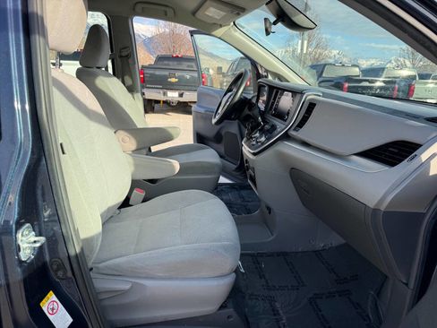 Used 2018 Toyota Sienna L w/ Carpet Mat Package image 24