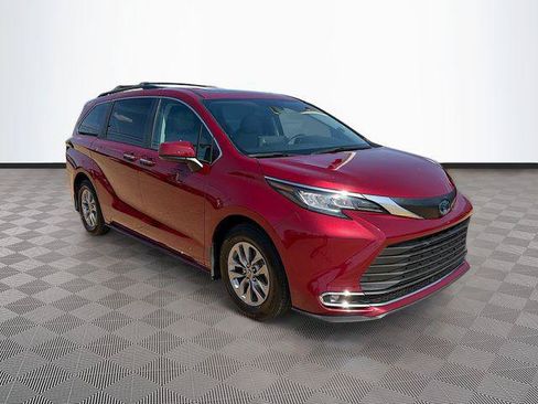 Certified 2022 Toyota Sienna XLE FWD image 1