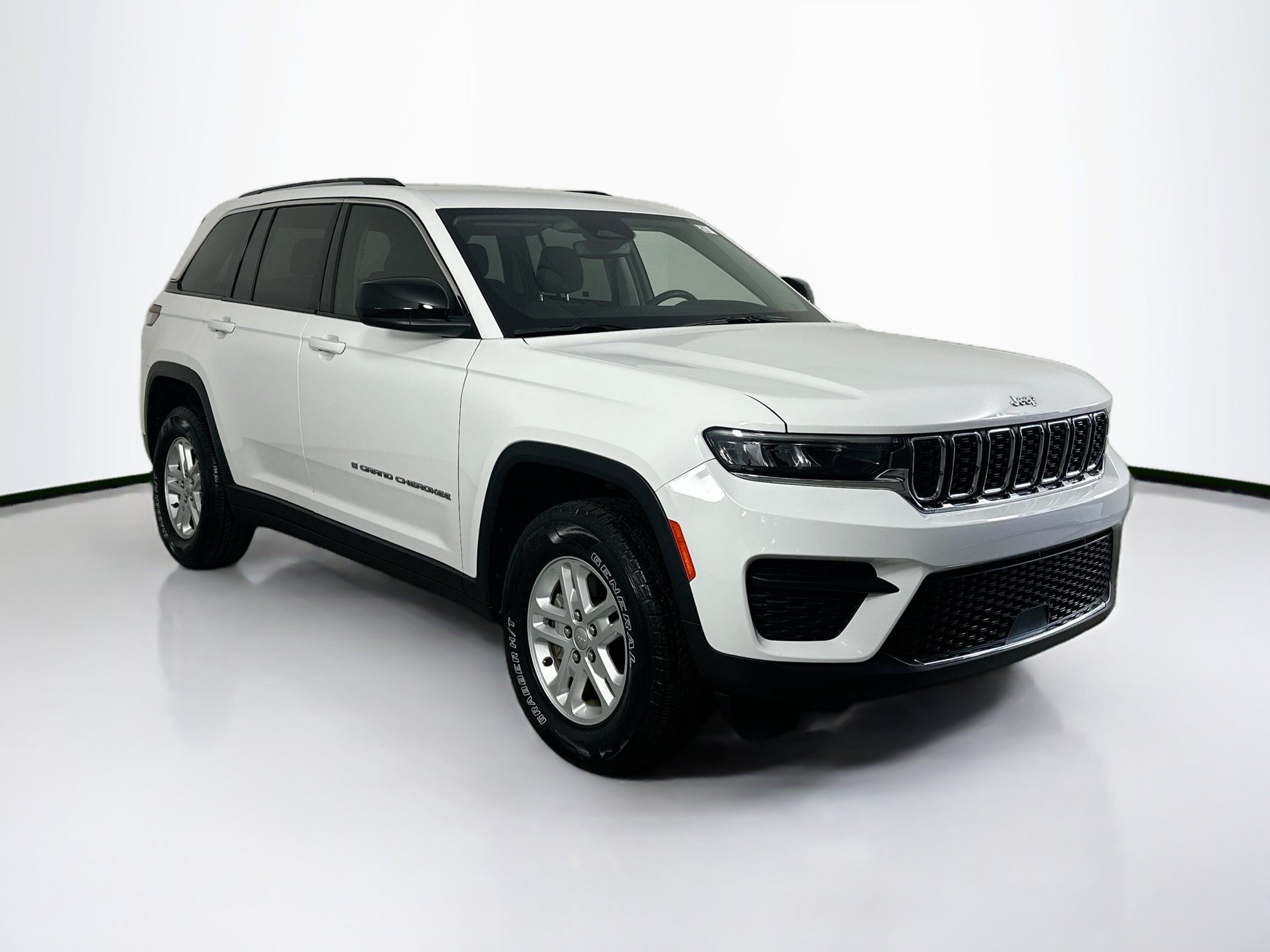 Used 2023 Jeep Grand Cherokee Laredo AWD/4WD image 3