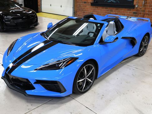 Used 2021 Chevrolet Corvette Stingray Convertible w/ Z51 Performance Package image 2