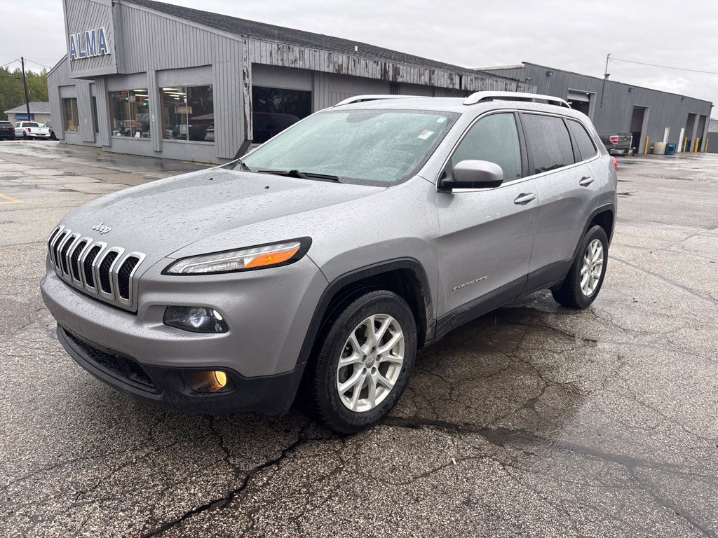 Used 2017 Jeep Cherokee Latitude w/ Cold Weather Group AWD/4WD image 2