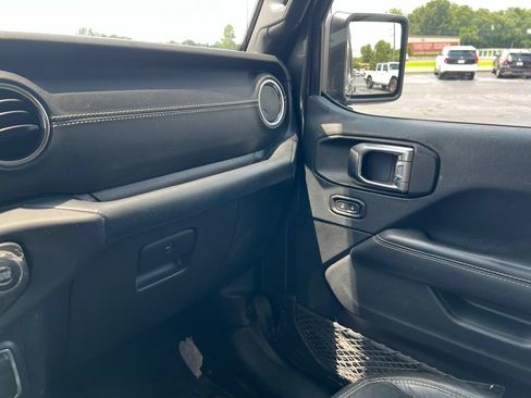 Used 2018 Jeep Wrangler Unlimited Sahara AWD/4WD image 15