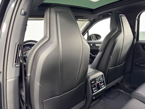 Used 2023 Porsche Cayenne S Platinum image 38