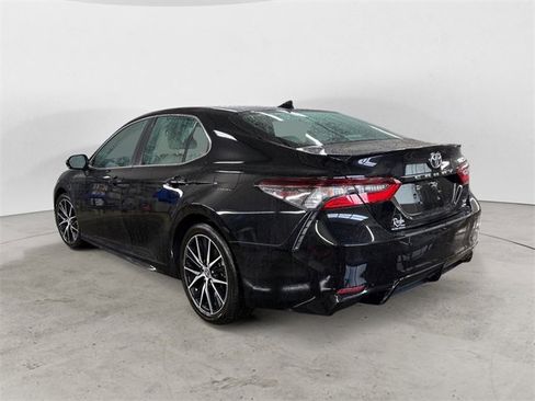 Used 2023 Toyota Camry SE image 3