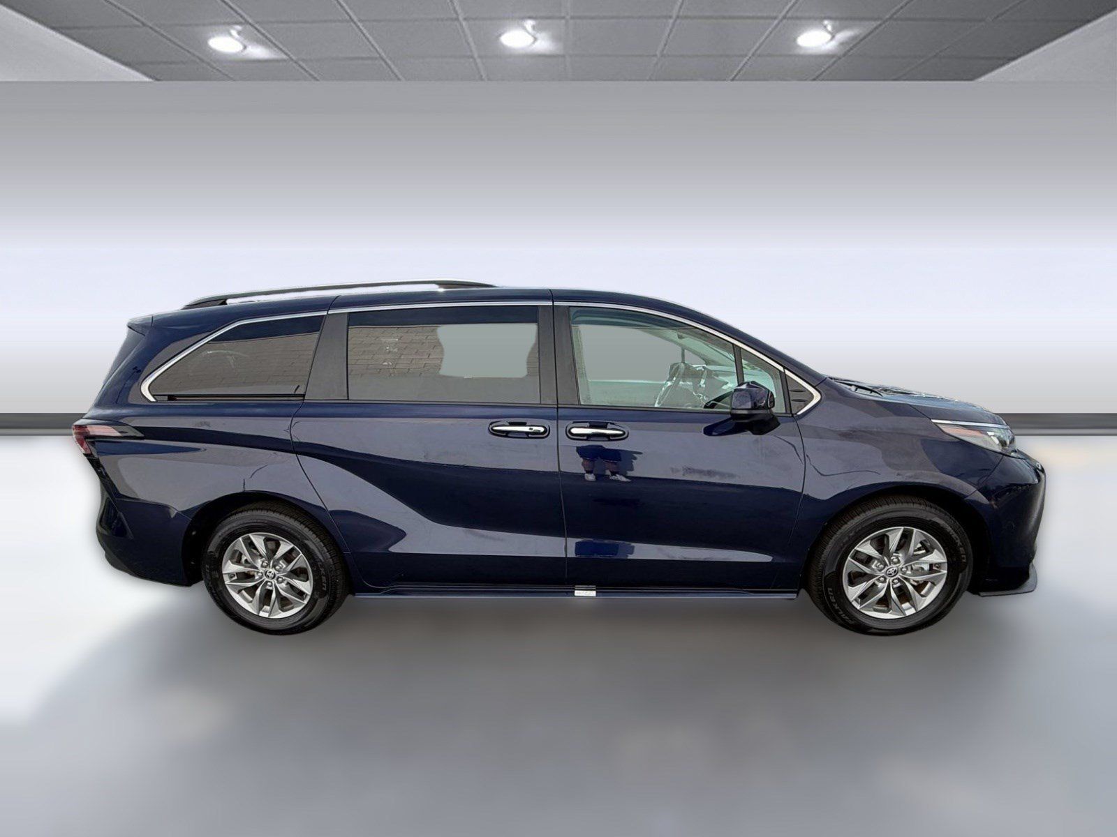 Used 2025 Toyota Sienna XLE FWD image 8
