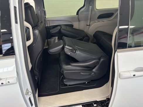 Certified 2024 Chrysler Pacifica Select image 37