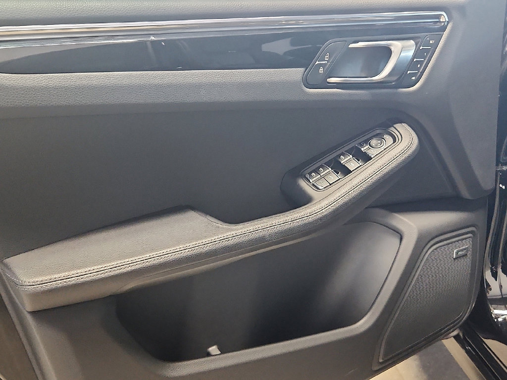 Certified 2026 Porsche Macan AWD/4WD image 13