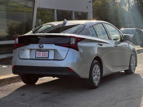 Used 2021 Toyota Prius LE FWD image 4