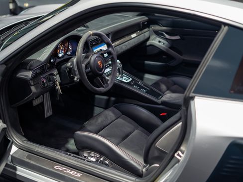 Used 2019 Porsche 911 GT3 RS RWD image 2