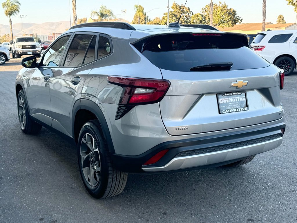 Used 2025 Chevrolet Trax LT FWD image 7