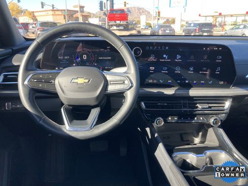 Used 2025 Chevrolet Traverse LT image 16