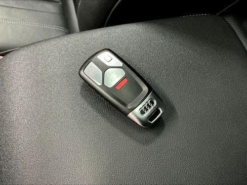 Used 2022 Audi Q5 e Premium w/ Convenience Package image 13