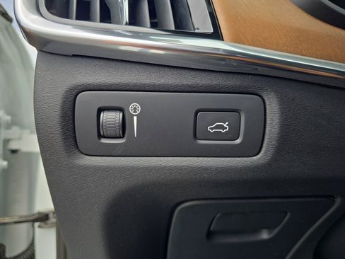 Used 2017 Volvo S90 T6 Inscription w/ Vision Package image 22