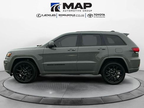 Used 2021 Jeep Grand Cherokee Laredo X image 2