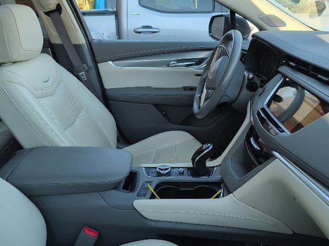Used 2023 Cadillac XT5 Premium Luxury w/ Technology Package AWD/4WD image 2