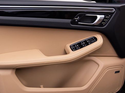 Certified 2021 Porsche Macan S image 14