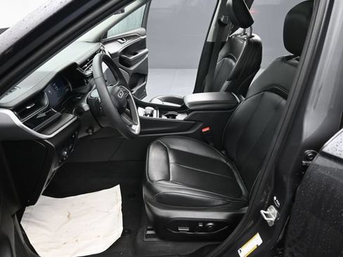 Used 2023 Jeep Grand Cherokee 4WD 4xe w/ Luxury Tech Group II image 13