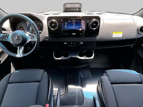 Used 2025 Mercedes-Benz Sprinter 2500 image 15