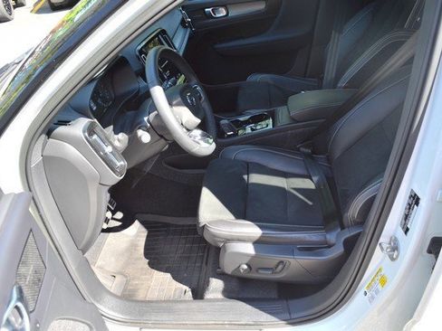 Used 2022 Volvo XC40 T5 R-Design w/ Climate Package image 17