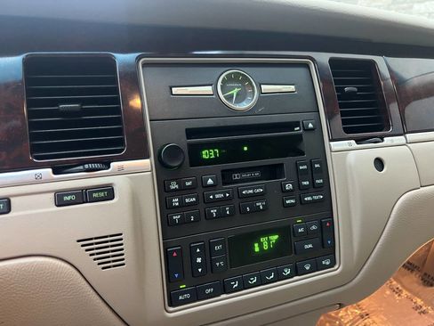 Used 2006 Lincoln Town Car Signature image 14