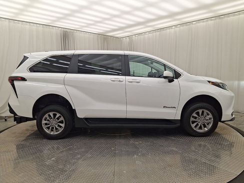Used 2026 Toyota Sienna LE FWD image 28