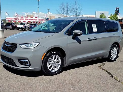 Used 2023 Chrysler Pacifica Touring-L FWD image 4