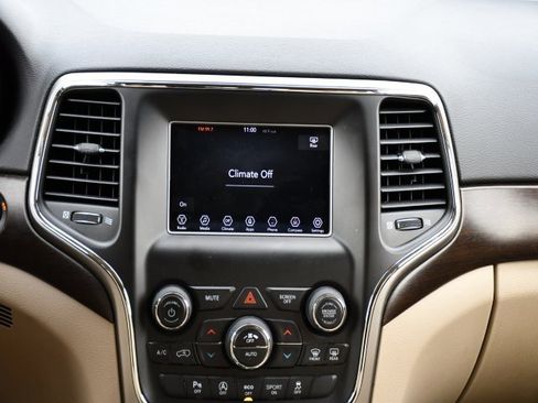 Used 2018 Jeep Grand Cherokee Laredo image 27