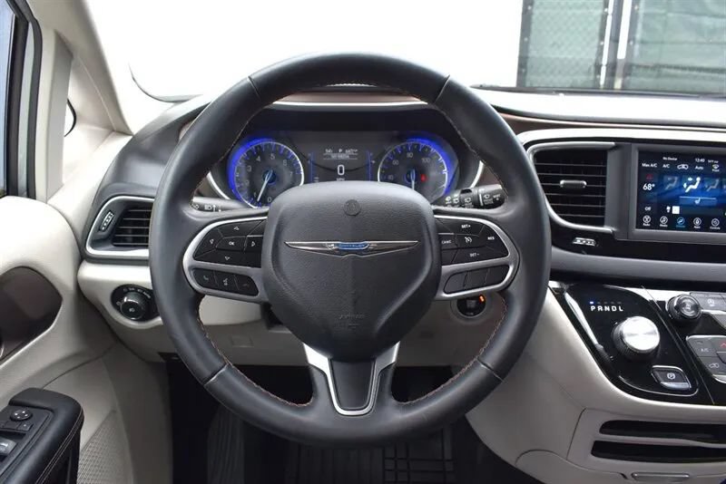 Used 2018 Chrysler Pacifica Touring-L FWD image 14