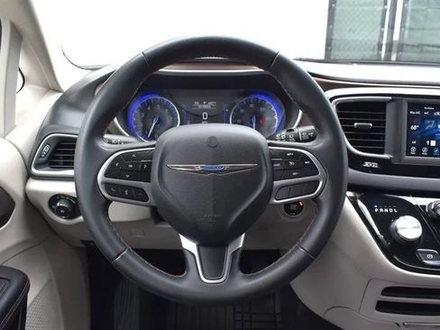 Used 2018 Chrysler Pacifica Touring-L FWD image 14